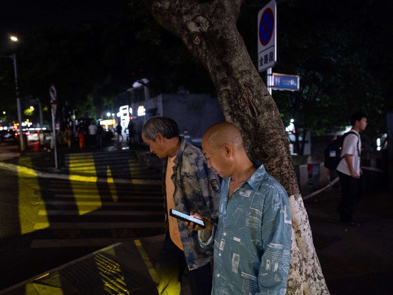 他們擠在8元一晚的旅店 幾百人搶一個(gè)活