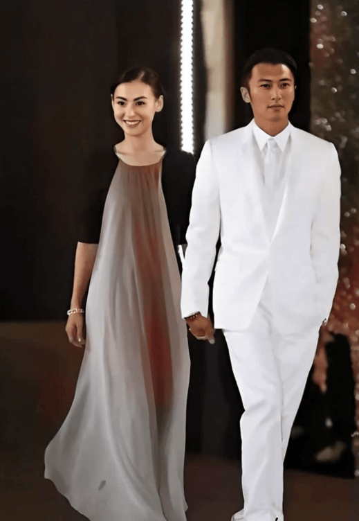 考古丨《喜劇之王》的“頂級售后”？周星馳罕見露面為張柏芝打call，瞬間點燃全場！